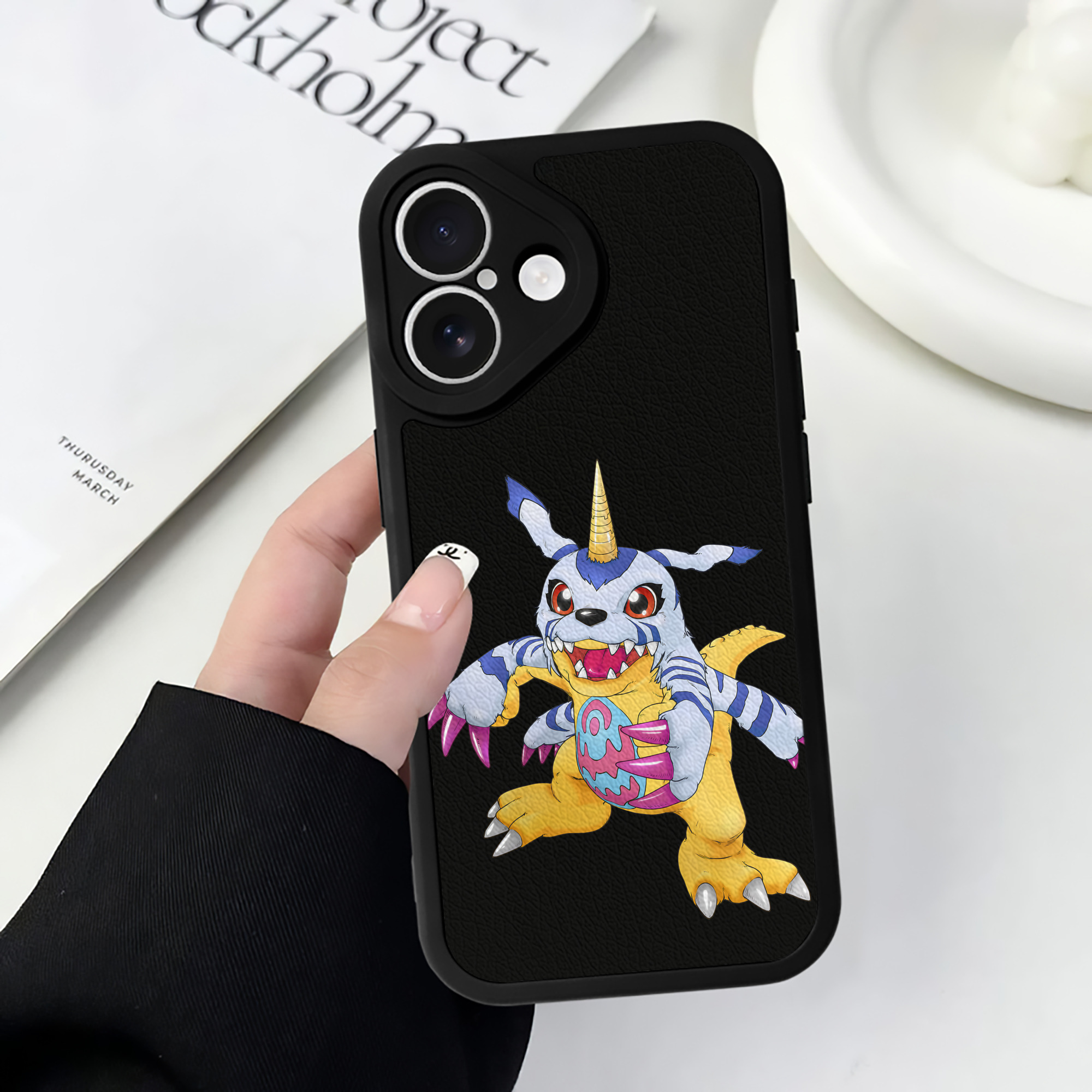 （画像用） Digimon デジタルモンスター/デジモン 【iPhone 16シリーズ対応】シリコンスマホケース（レザー調） 材質：シリコン